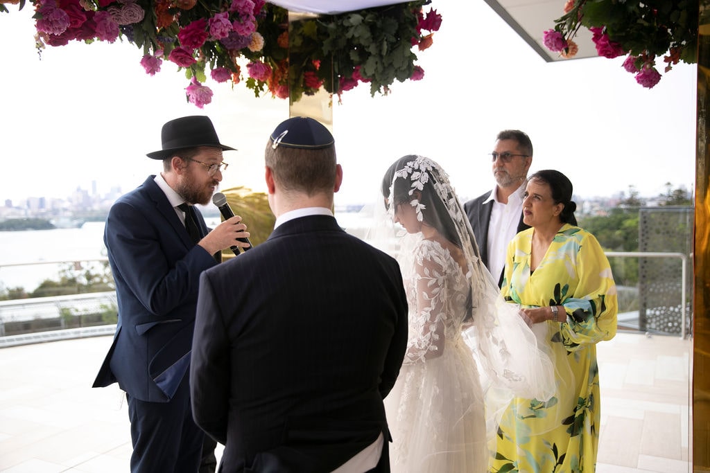 Rabbi Moss conducting a beautiful ceremony for Harleen and Jarrod. Image Blumenthal Photography.